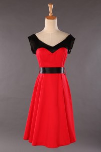 Röd klänning med svarta detaljer